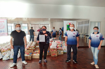 Foto - 1,7 mil quilos de alimentos doados em “live solidária” são entregues ao Cras