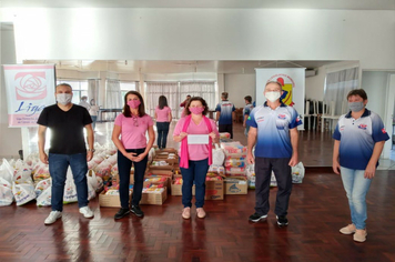 Foto - 1,7 mil quilos de alimentos doados em “live solidária” são entregues ao Cras