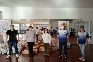Foto - 1,7 mil quilos de alimentos doados em “live solidária” são entregues ao Cras