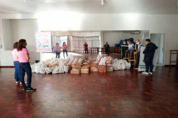 Foto - 1,7 mil quilos de alimentos doados em “live solidária” são entregues ao Cras