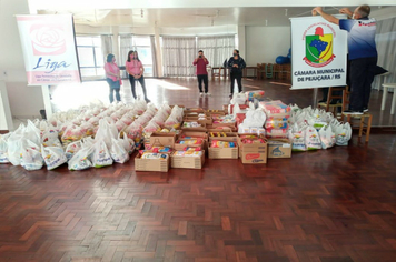 Foto - 1,7 mil quilos de alimentos doados em “live solidária” são entregues ao Cras