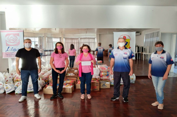 Foto - 1,7 mil quilos de alimentos doados em “live solidária” são entregues ao Cras