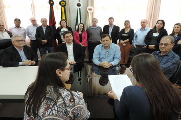 Foto - Assinada a escritura de aquisição de terreno para implantação de cemitério e nova área industrial