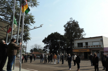 Foto - Ato de abertura da Semana da Pátria homenageia pracinhas e Grupo Girassol