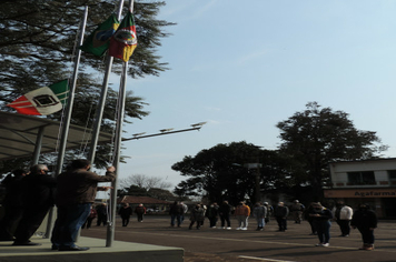 Foto - Ato de abertura da Semana da Pátria homenageia pracinhas e Grupo Girassol