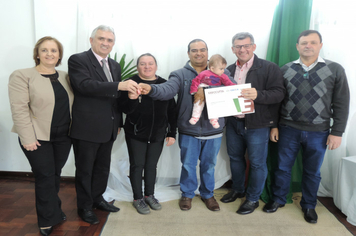 Foto - Ato marca entrega de 34 casas aos beneficiários do loteamento Caminho das Palmeiras