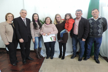 Foto - Ato marca entrega de 34 casas aos beneficiários do loteamento Caminho das Palmeiras