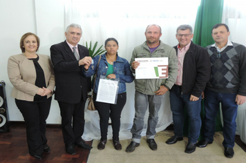 Foto - Ato marca entrega de 34 casas aos beneficiários do loteamento Caminho das Palmeiras