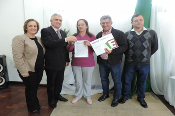 Foto - Ato marca entrega de 34 casas aos beneficiários do loteamento Caminho das Palmeiras