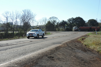 Foto - Ato marca recepção à centelha da chama da Pátria em Pejuçara.