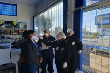 Foto - Barreiras sanitárias são realizadas na chegada à Pejuçara