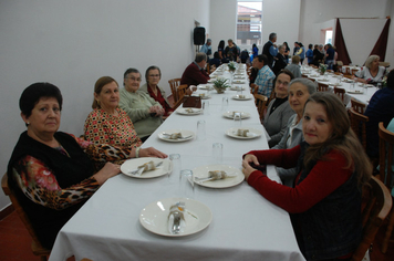 Foto - Celebração à vida e as amizades no almoço dos Idosos de Pejuçara