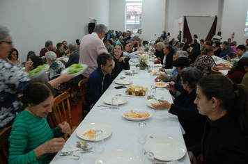 Foto - Celebração à vida e as amizades no almoço dos Idosos de Pejuçara