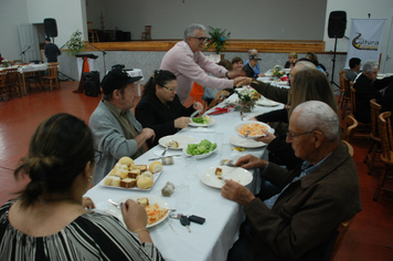 Foto - Celebração à vida e as amizades no almoço dos Idosos de Pejuçara