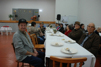 Foto - Celebração à vida e as amizades no almoço dos Idosos de Pejuçara