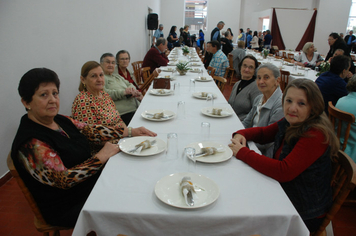Foto - Celebração à vida e as amizades no almoço dos Idosos de Pejuçara