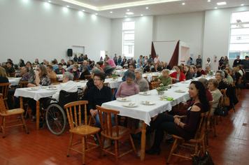 Foto - Celebração à vida e as amizades no almoço dos Idosos de Pejuçara