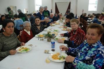Foto - Celebração à vida e as amizades no almoço dos Idosos de Pejuçara