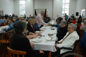 Foto - Celebração à vida e as amizades no almoço dos Idosos de Pejuçara