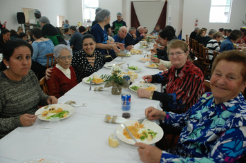 Foto - Celebração à vida e as amizades no almoço dos Idosos de Pejuçara