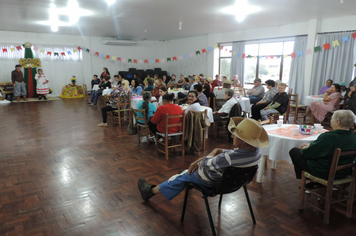 Foto - Cras realiza festa junina de integração entre grupos de idosos