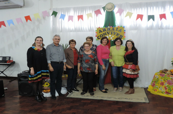 Foto - Cras realiza festa junina de integração entre grupos de idosos