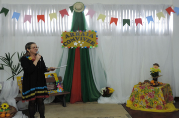 Foto - Cras realiza festa junina de integração entre grupos de idosos