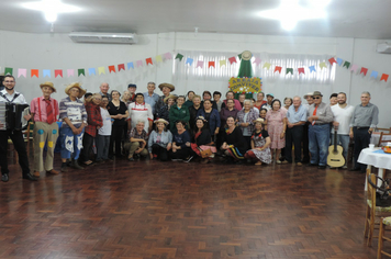 Foto - Cras realiza festa junina de integração entre grupos de idosos