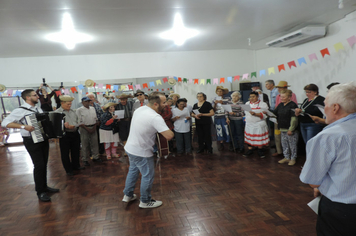 Foto - Cras realiza festa junina de integração entre grupos de idosos