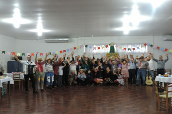 Foto - Cras realiza festa junina de integração entre grupos de idosos