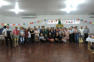 Foto - Cras realiza festa junina de integração entre grupos de idosos