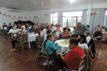 Foto - Cras realiza festa junina de integração entre grupos de idosos