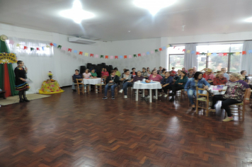 Foto - Cras realiza festa junina de integração entre grupos de idosos