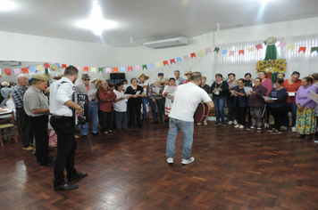 Foto - Cras realiza festa junina de integração entre grupos de idosos