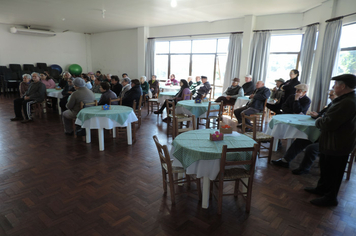 Foto - CRAS reúne idosos aniversariantes do 1º semestre para comemorar