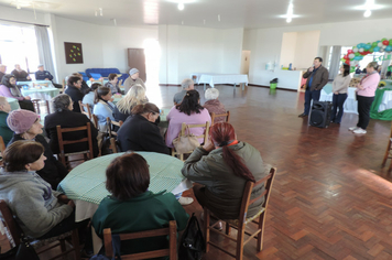 Foto - CRAS reúne idosos aniversariantes do 1º semestre para comemorar