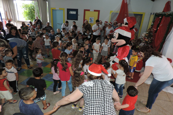 Foto - Criançada se diverte com Mickey e Minnie na EMEI