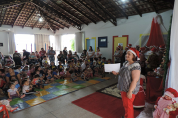 Foto - Criançada se diverte com Mickey e Minnie na EMEI