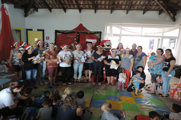 Foto - Criançada se diverte com Mickey e Minnie na EMEI