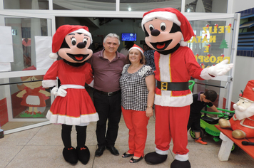 Foto - Criançada se diverte com Mickey e Minnie na EMEI