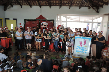 Foto - Criançada se diverte com Mickey e Minnie na EMEI