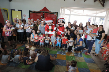 Foto - Criançada se diverte com Mickey e Minnie na EMEI