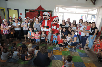 Foto - Criançada se diverte com Mickey e Minnie na EMEI