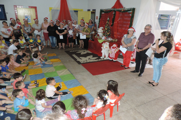 Foto - Criançada se diverte com Mickey e Minnie na EMEI