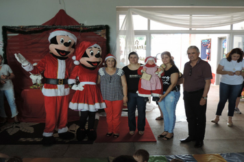 Foto - Criançada se diverte com Mickey e Minnie na EMEI