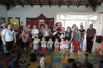 Foto - Criançada se diverte com Mickey e Minnie na EMEI