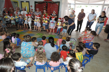 Foto - Criançada se diverte com Mickey e Minnie na EMEI