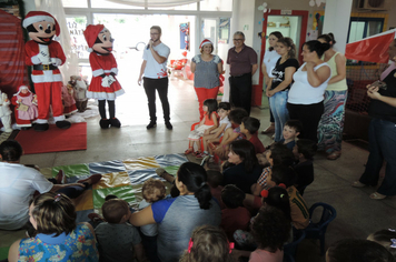 Foto - Criançada se diverte com Mickey e Minnie na EMEI