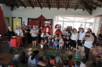 Foto - Criançada se diverte com Mickey e Minnie na EMEI