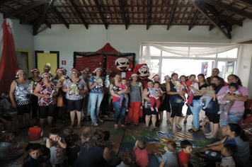 Foto - Criançada se diverte com Mickey e Minnie na EMEI